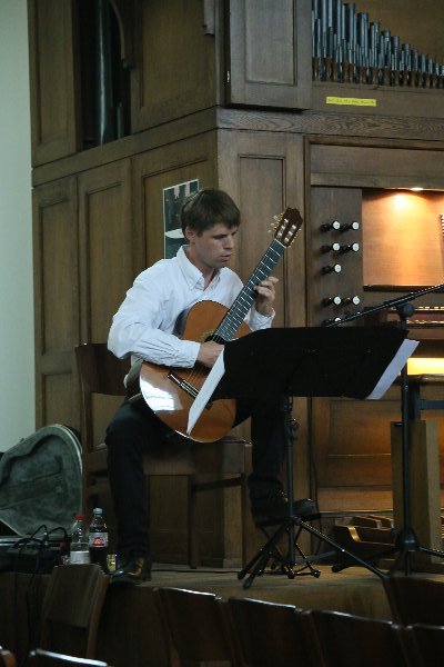 Wouter Moerman op het recital voor orgel en gitaar