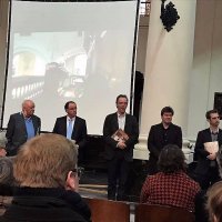 Overhandiging van de cd aan de deelnemende organisten aan het jubileumconcert \'Orgelkunst\' in de Sint Stefanus kerk te Gent na hun prachtprestatie .