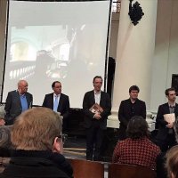 Overhandiging van de cd aan de deelnemende organisten aan het jubileumconcert 'Orgelkunst' in de Sint Stefanus kerk te Gent na hun prachtprestatie .