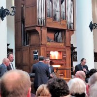 Overhandiging van de eerste CD\'s Orgelkunst 2017 aan de organisten