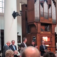 Overhandiging van de eerste CD\'s Orgelkunst 2017 aan de organisten