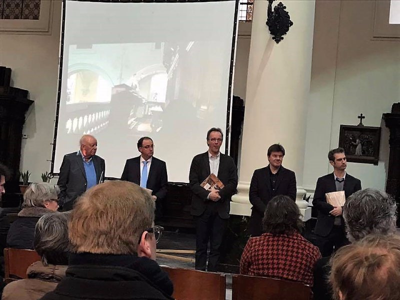Overhandiging van de cd aan de deelnemende organisten aan het jubileumconcert 'Orgelkunst' in de Sint Stefanus kerk te Gent na hun prachtprestatie .