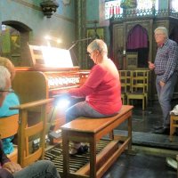 Ingrid Buyl aan het orgel van de basiliek van Lourdes
