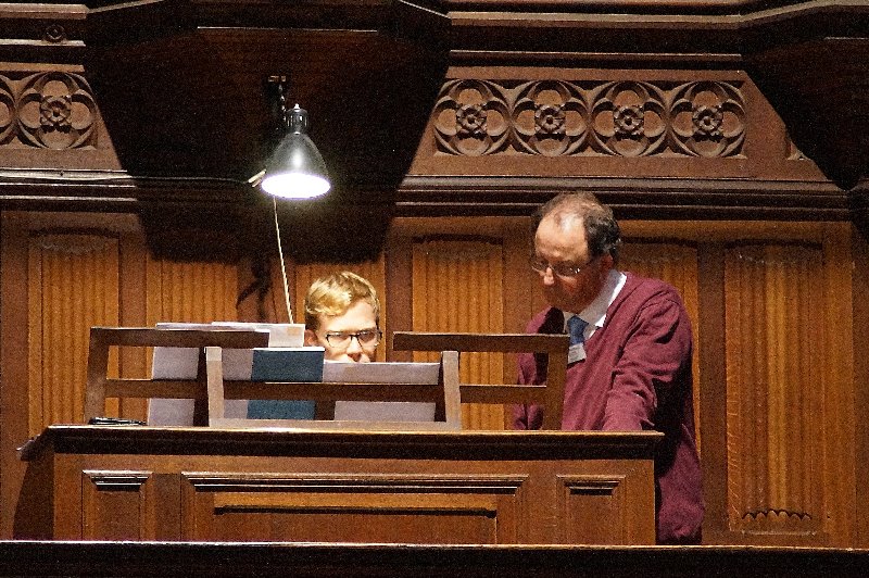 aan het orgel in Glorieux