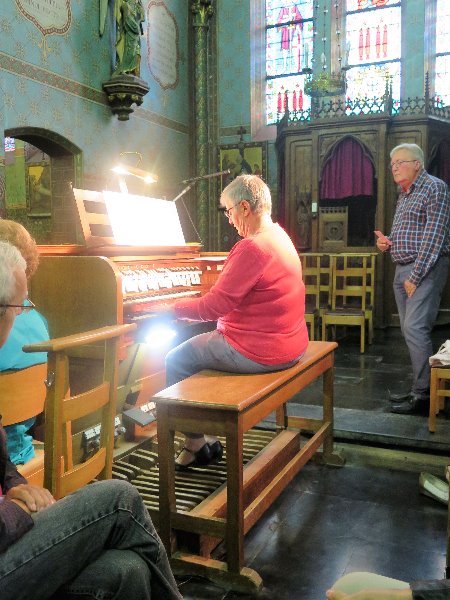 Ingrid Buyl aan het orgel van de basiliek van Lourdes