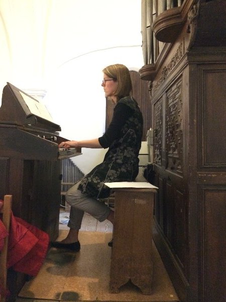 Veerle Nimmegeers aan het orgel in Desteldonk