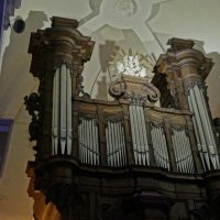 Kalken, Sint-Dionysiuskerk. Loncke 1972 in een prachtig oud meubel.