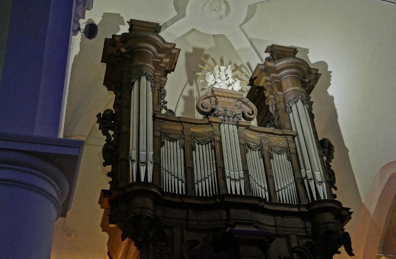 Kalken, Sint-Dionysiuskerk. Loncke 1972 in een prachtig oud meubel.