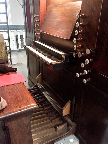 De speeltafel van het orgel in de Sint-Elisabethkerk