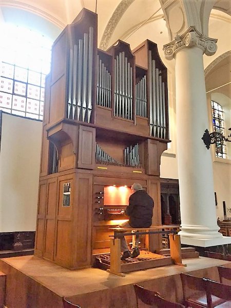 Roland speelt nog even op het Flentrop-orgel in Sint-Stefanuskerk