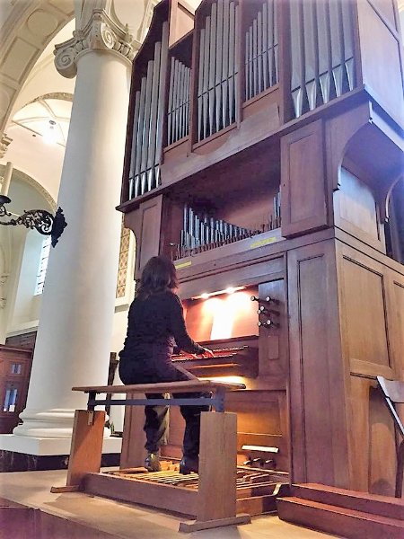 Sandra Van Der Gucht speelt op het Flentrop-orgel in de Sint-Stefanuskerk