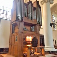 Roland speelt nog even op het Flentrop-orgel in Sint-Stefanuskerk