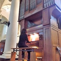 Sandra Van Der Gucht speelt op het Flentrop-orgel in de Sint-Stefanuskerk
