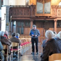 Paul Oyen geeft uitleg over de geschiedenis van de Sint-Martinuskerk