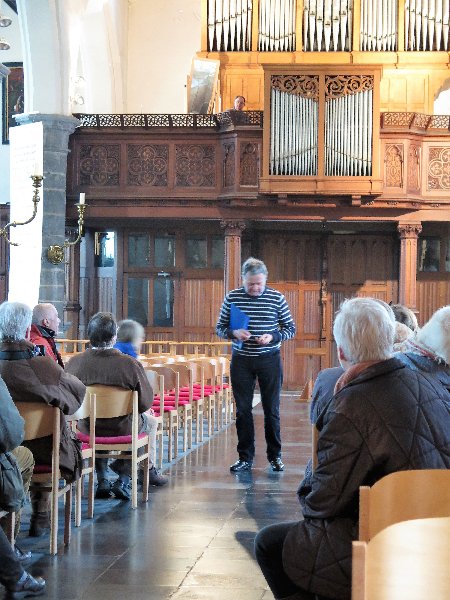 Paul Oyen geeft uitleg over de geschiedenis van de Sint-Martinuskerk